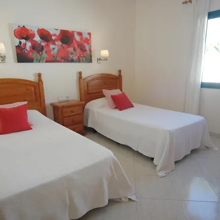 Playa Honda Sleeps 4 With Pool And Air Con Вилла
